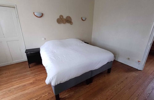 Tournus Bed & Breakfast | Private Family B&B Room "Violette"