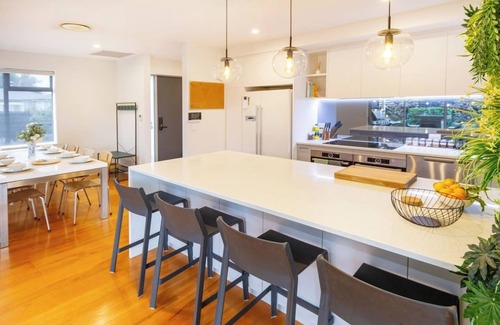 Christchurch House | Private Family City Retreat, Sleeps 8