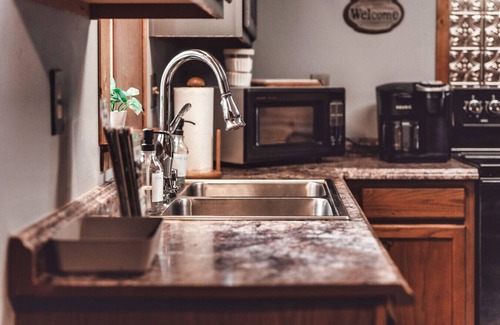 Rockbridge House | Private Forest ~ HotTub ~ King Bed ~ Near Ash Cave