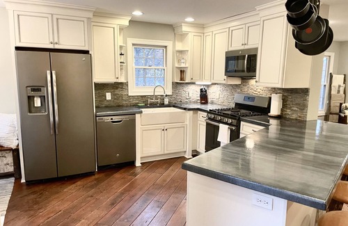 New Buffalo House | Private Forest Road to Upscale Lodge w/Hot Tub, Sauna, Golf Cart, Bocci Court