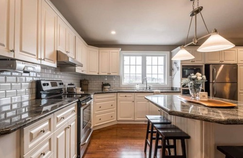 Perry House | Private Four-Season Lakefront Cottage *Hot Tub*