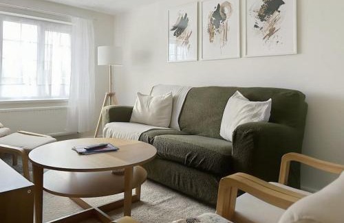 Leicester Apartment | Private guest house - Double bedroom, en-suite and workspace with private entrance, first floor with no lift and no full kitchen