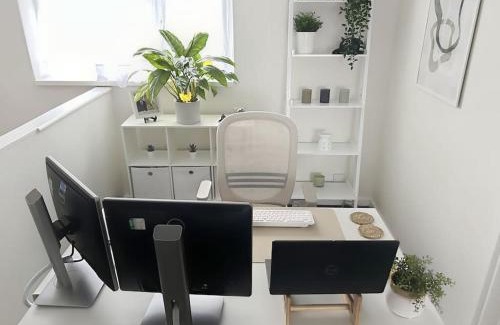 Leicester Apartment | Private guest house - Double bedroom, en-suite and workspace with private entrance, first floor with no lift and no full kitchen