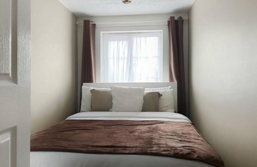 Leicester Apartment | Private guest house - Double bedroom, en-suite and workspace with private entrance, first floor with no lift and no full kitchen