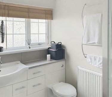 Leicester Apartment | Private guest house - Double bedroom, en-suite and workspace with private entrance, first floor with no lift and no full kitchen