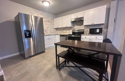 West Arlington House | Private Guesthouse Near AT&T Stadium & Six Flags