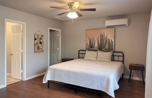 West Arlington House | Private Guesthouse Near AT&T Stadium & Six Flags