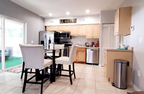 Bee Ridge House | Private Guesthouse w/King Bed, Putting Green, Covered Patio