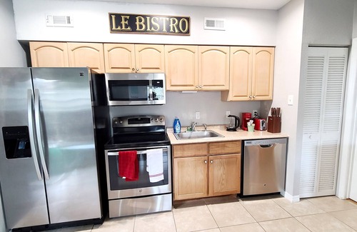 Bee Ridge House | Private Guesthouse w/King Bed, Putting Green, Covered Patio