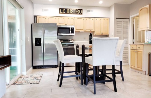 Bee Ridge House | Private Guesthouse w/King Bed, Putting Green, Covered Patio