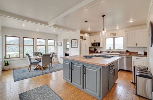 Rio Dell House | Private Hilltop House with Amazing Views! Close to Ave. of the Giants/State Park