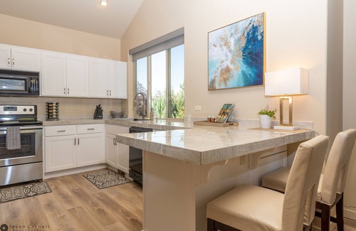 Redmond House | Private Hot Tub! Beautiful Townhome at Eagle Crest - Remodeled ~ Fireplace