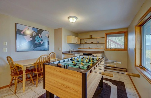 Nathrop House | Private Hot Tub! Dog Friendly, Amazing Views!