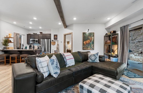 Hollister Cabin | Private Hot Tub-Free Daily Tickets-Desk-Arcade-Cmty In&Outdoor Pools-Firepit