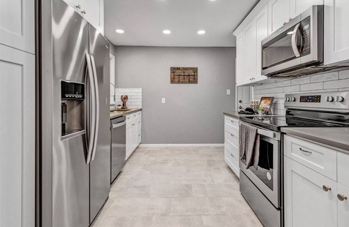 Allendale Area House | Private Hot Tub, Home Theater, Pool Table!