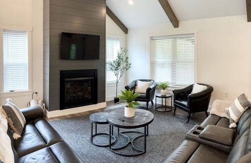 Fort Littleton House | Private + Hot Tub + Kids Toy Loft + Pool Table