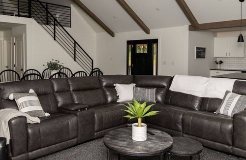 Fort Littleton House | Private + Hot Tub + Kids Toy Loft + Pool Table