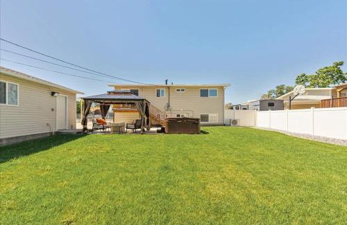 White City House | Private Hot Tub Patio Half Basketball Court