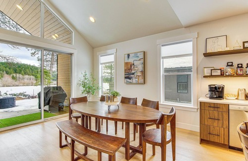 Ronald House | Private Hot Tub & Patio: Spacious Cle Elum Home
