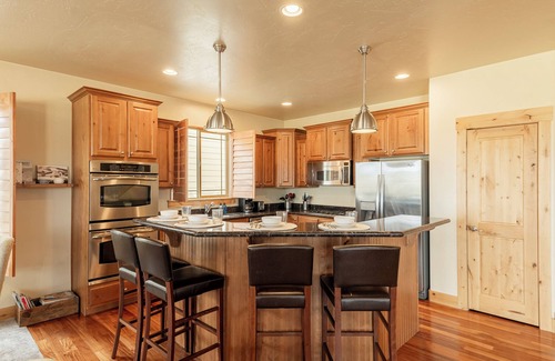 Bear Hollow Village House | Private Hot Tub + Pet-Friendly + Community Amenities & Great Location!