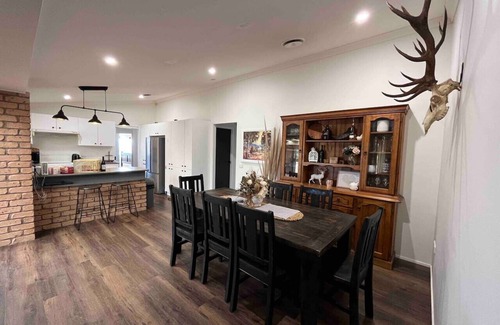 Mitchell House | Private House - Pool, Games and Fire Pit Bathurst