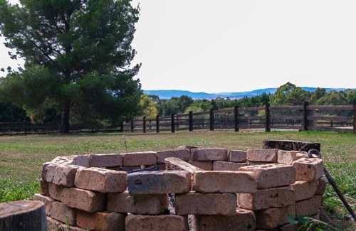 Mitchell House | Private House - Pool, Games and Fire Pit Bathurst