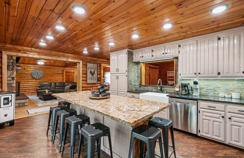 Rigby Cabin | Private Island, Fire Pit, & Arcade