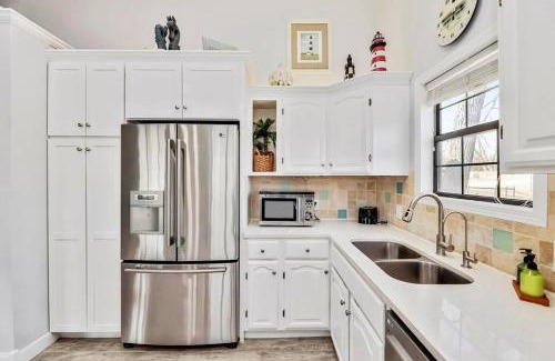 Harvey County House | Private lake resort with beach and UTV park