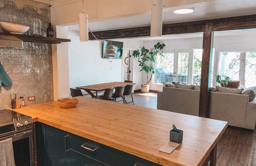 Okanagan-Similkameen House | Private Lakefront Beach House off Naramata Bench with sauna and hot tub