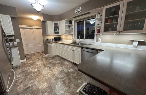 Winfield House | Private large 3-bedroom upstairs suite in enchanting Lake Country house with AC