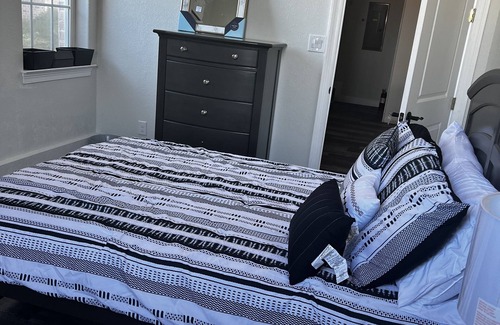 Molino House | Private Legacy Garden! Share large home with plenty of privacy