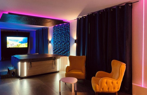 Entzheim Apartment | Private loft - Jacuzzi pro & sauna - All in One