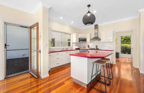 Lamington House | Private luxury home in the mountains with spa, sauna and flowing creek