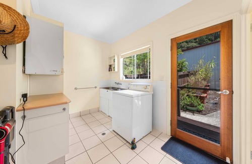 Lamington House | Private luxury home in the mountains with spa, sauna and flowing creek