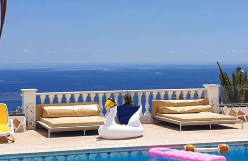 Adeje Villa | Private Luxury villa with Jacuzzi, Beach Bar, Pool