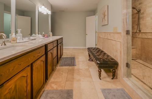 Medina House | Private mansion not too far from the downtown area!