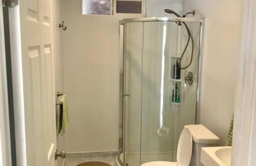 Granada Hills North Apartment | Private Modern Guesthouse with backyard