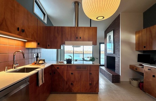 Astoria House | Private Modern Retreat with Stunning Riverfront Views!