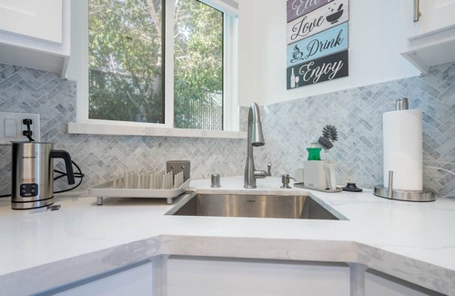 Mid City Apartment | Private modern studio in the heart of LA.nFully equipped w/full kitchen, W/Dn