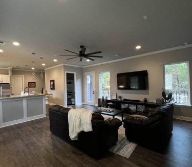 Cedar Creek House | Private Modern Urban Retreat