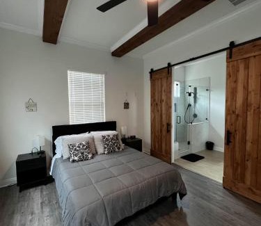 Cedar Creek House | Private Modern Urban Retreat