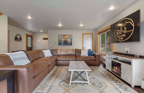 Black Hawk House | Private Mountain Escape w Hot Tub,Games &Views!