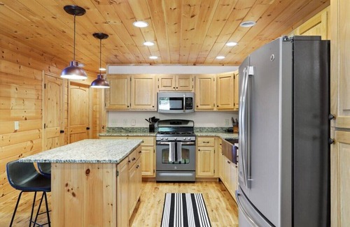 Blairsville Cabin | Private Mountain Getaway - Movie Theater - Hot Tub