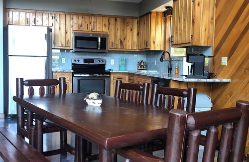 Redstar Cabin | Private New River Gorge getaway. Modern cabin w hot tub, fireplace, WiFi & views