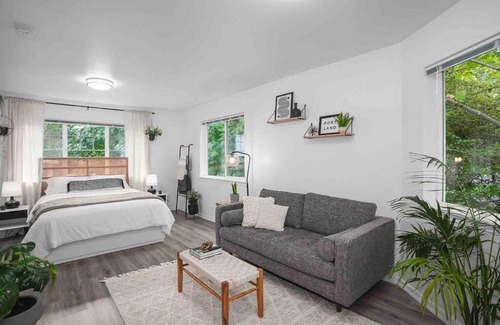 Far Southwest Apartment | Private Newly Renovated Studio w private Parking!
