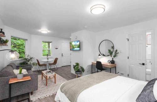 Far Southwest Apartment | Private Newly Renovated Studio w private Parking!