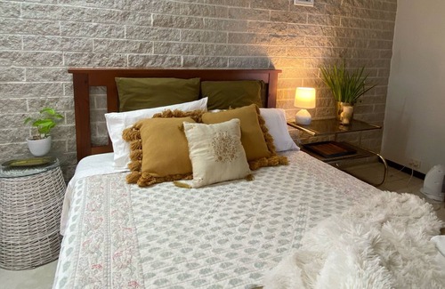 Ocean Shores Apartment | Private Ocean View Artists Sanctuary, 2 mins from Beach