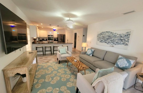 Siesta Key House | Private Palms- private pool and just minutes from Siesta Beaches