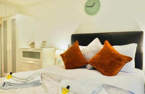 Guildford Apartment | Private Parking Stylish Great Location
