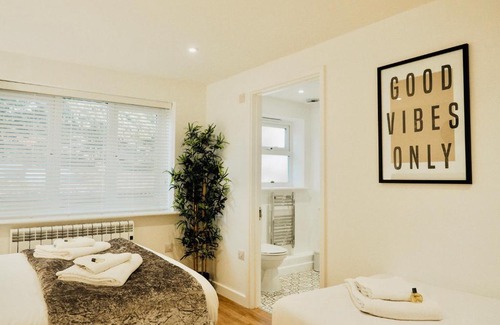 Guildford Apartment | Private Parking Stylish Great Location